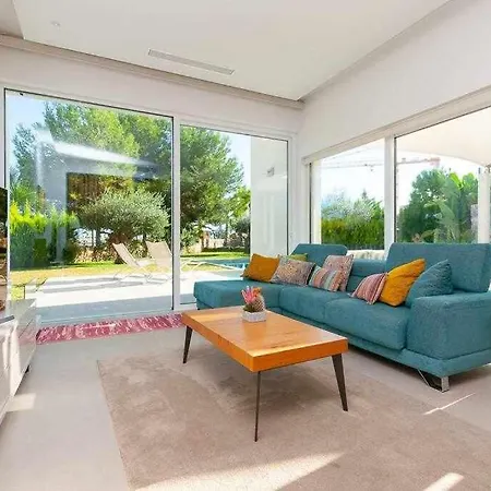Moderna Con La Piscina Climatizada Colinas