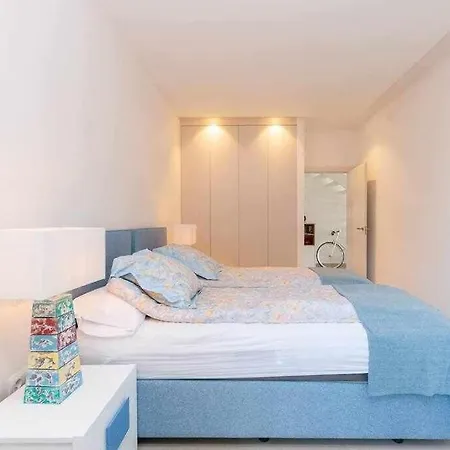 Moderna Con La Piscina Climatizada Colinas
