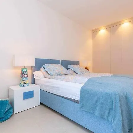 Moderna Con La Piscina Climatizada Colinas *