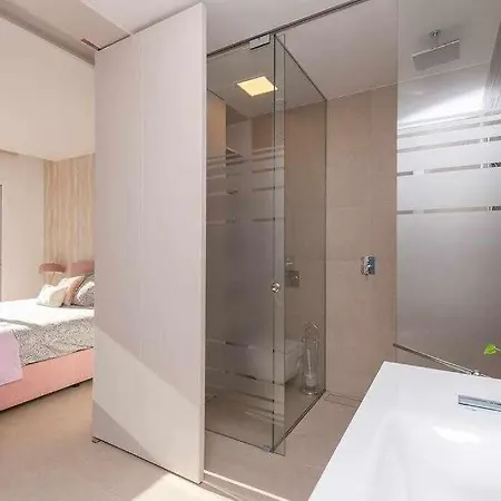 Moderna Con La Piscina Climatizada Colinas *