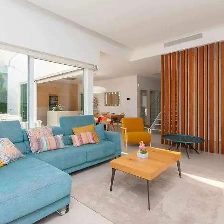 Villa Moderna Con La Piscina Climatizada Colinas